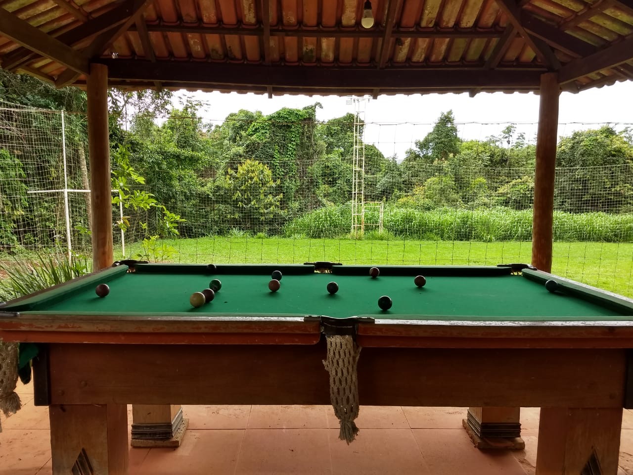 Área de convivência com mesa de sinuca