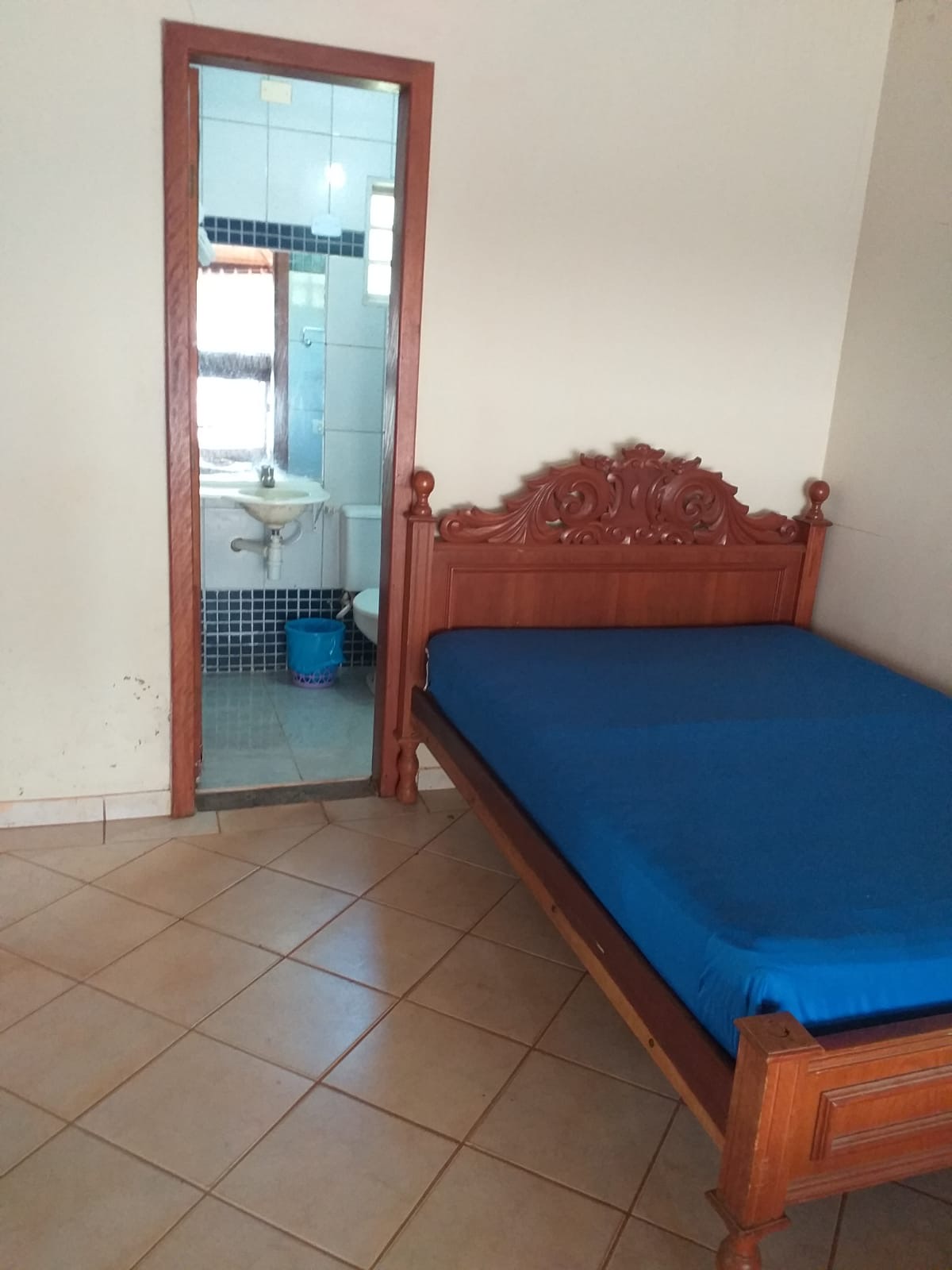 Quarto com cama de madeira